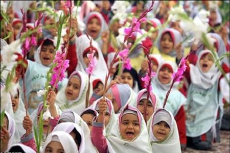 جشن شکوفه ها در مدارس صومعه سرا برگزار می شود