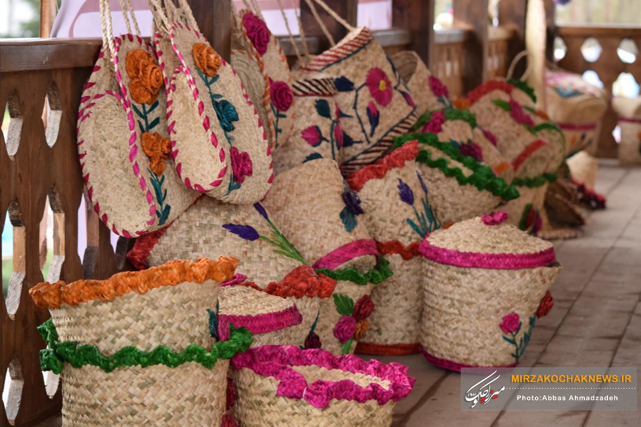 تصاویری از نمایشگاه صنایع دستی با رنگ و بوی بهار در صومعه سرا