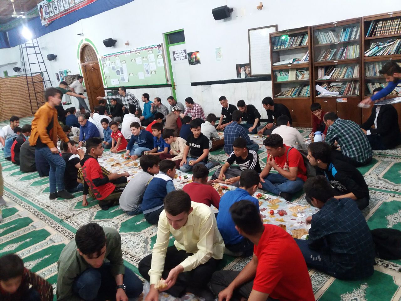 سفره‌های بی تکلف افطار بچه‌های مسجد جامع شاندرمن