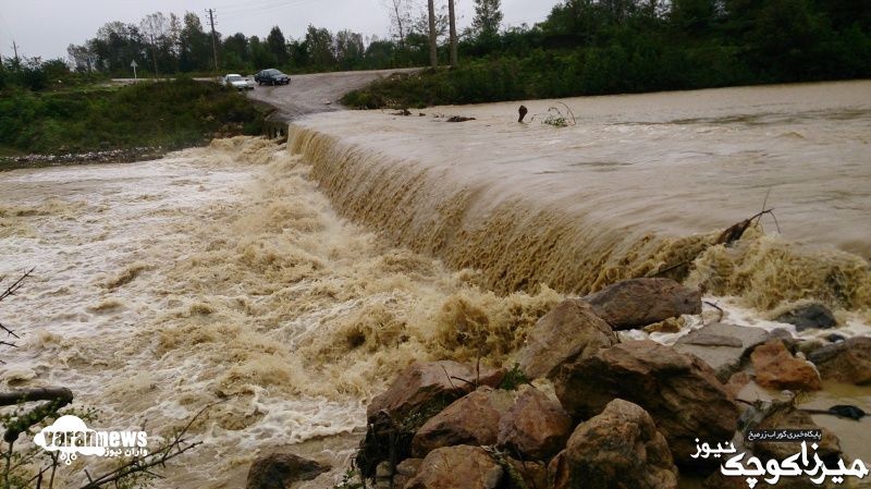 تصاویری از زیر آب رفتن پل و مسدود شدن راه ارتباطی یک روستا در گیلان