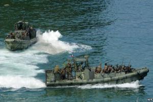 سپاه ۱۰ تفنگدار بازداشت شده آمریکایی را در آب های بین المللی خلیج فارس رها کرد