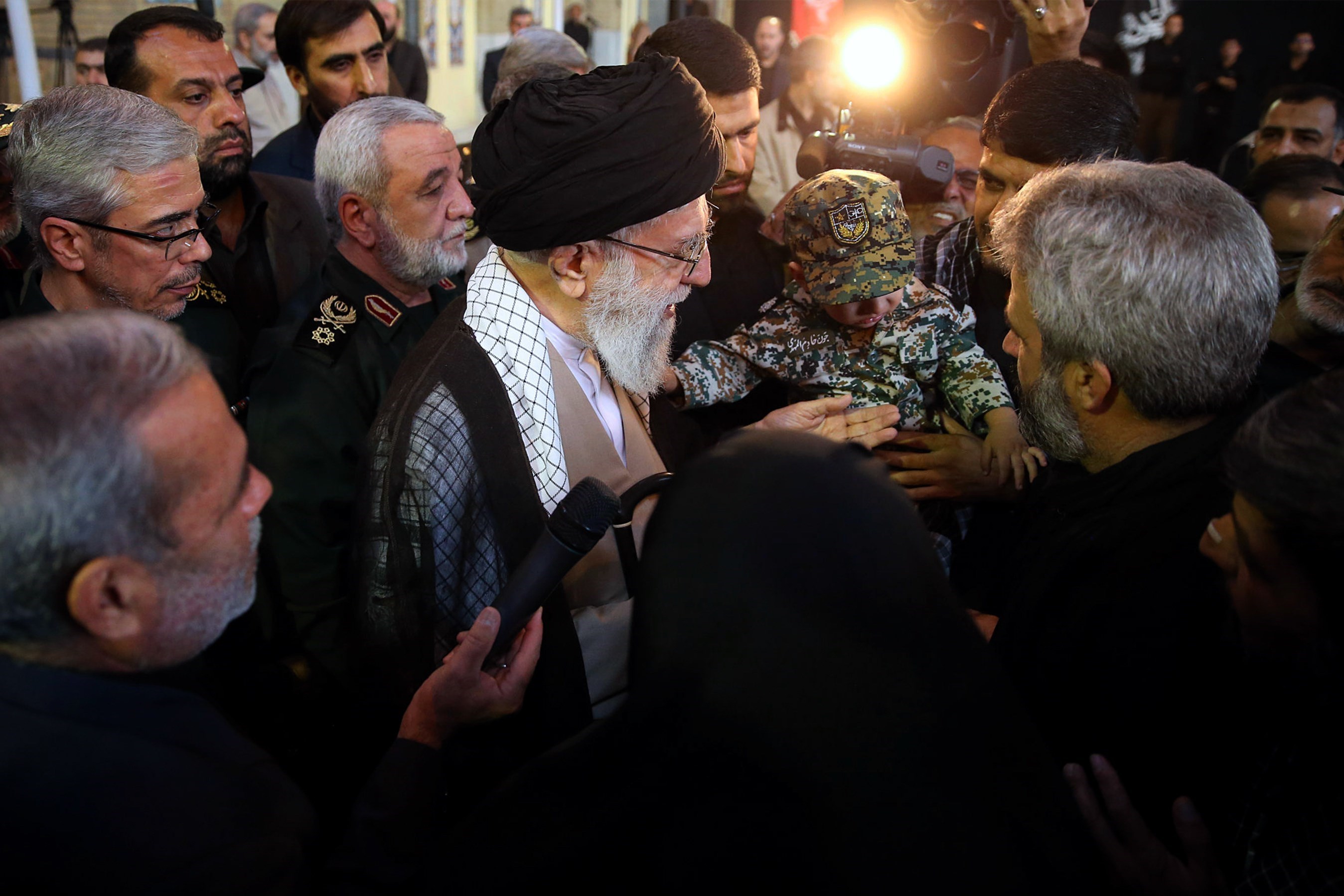 حضور امام خامنه‌ای کنار پیکر مطهر شهید حججی