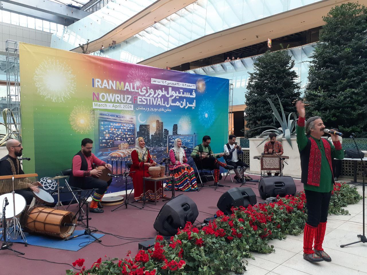 هنرنمایی گروه موسیقی و تئاتر «دیلمون» در فستیوال نوروزی ایران مال